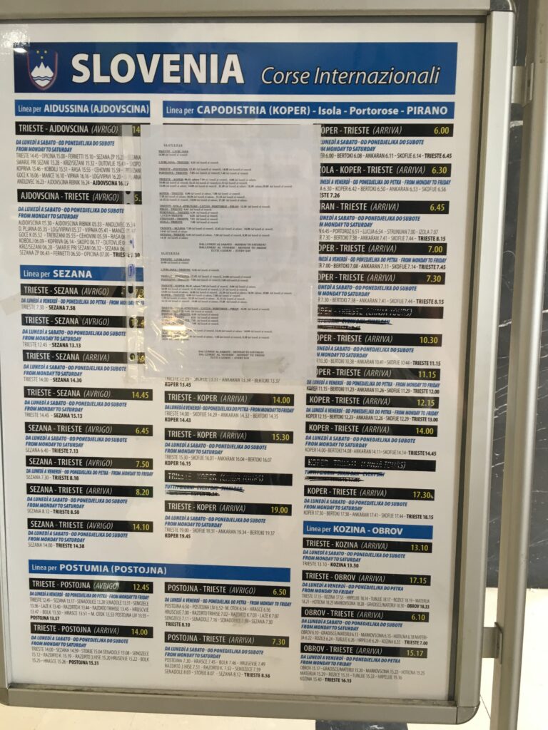 トリエステのバスターミナルでスロベニア行きのバス時刻表