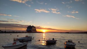 トリエステの夕日と大型クルーズ船