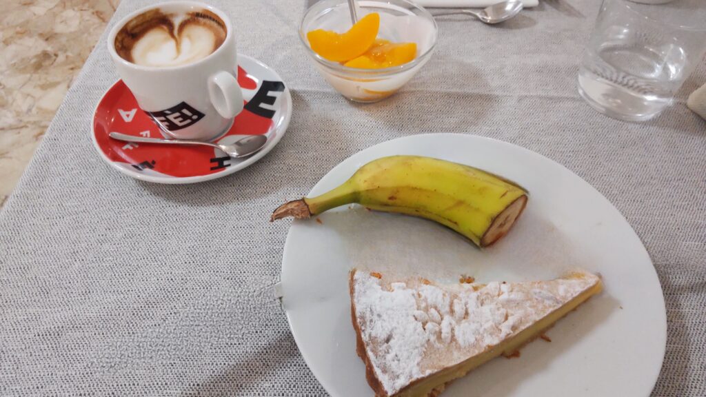 朝食後のケーキとフルーツ、カプチーノ